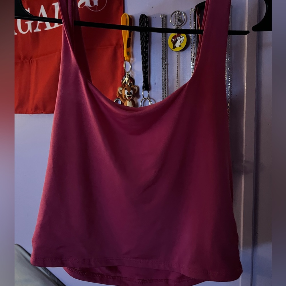 Pink cropped tank top shirt